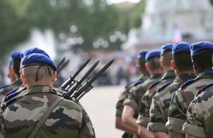 Kolejny apel francuskich wojskowych o ratowanie kraju zagrożonego...