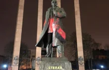 Lwów: cztery lata więzienia w zawieszeniu za oblanie farbą pomnika Bandery