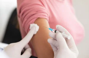 Ubezpieczyciele traktują szczepionkę na Covid-19 jak eksperyment medyczny