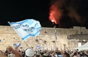 Izraelczycy tańczą na tle pożaru na Wzgórzu Świątynnym, melodyczna nuta