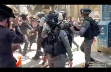 Izraelska policja usuwa flagę Palestyny i...