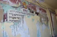 W siedzibie sanepidu odkryto polichromie w języku hebrajskim