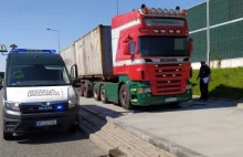 Dwukrotnie przeładowana ciężarówka ze złomem