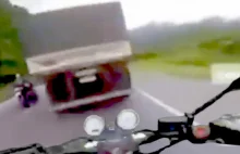 Pędzący motocyklista cudem unika uderzenia w tył ciężarówki na górskiej...