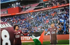 Flaga Palestyny wzniesiona po zwycięstwie Leicester City nad Chelsea