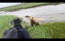 Człowiek przepłasza niedźwiedzia