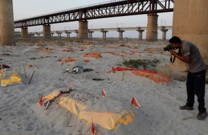 Setki ciał zmarłych płyną Gangesem. Z płytkich dołów wyciągają je psy i wrony