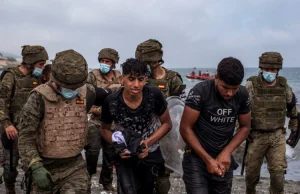 [VIDEO] Ostro w Hiszpanii Żołnierze „wrzucają z powrotem do morza” imigrantów