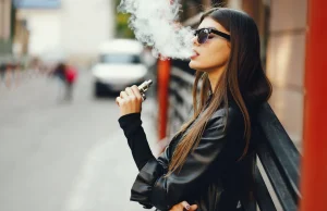 Raport: Polska młodzież liderem w paleniu e-papierosów