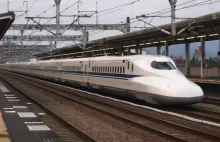 Japonia. Maszynista w toalecie, konduktor prowadził shinkansena