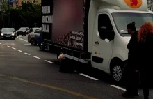 Lewicowe aktywistki rzucają się pod samochód