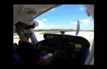 Pilot wlatuje do hangaru