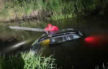 Auto wpadło do rzeki. Kierowca BMW przesadził z prędkością