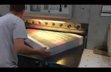 Profesjonalna maszyna do cięcia papieru.