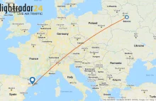 Samolot Białoruskich linii lotniczych kręci piruety.