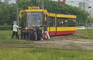 Tramwaj utknął na rondzie. Pasażerowie wyręczyli holownik i przepchęli tramwaj.