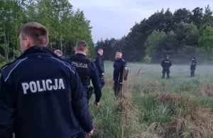 Policyjny śmigłowiec odnalazł zaginioną 87-latkę. "Stała w wodzie o 4 rano"