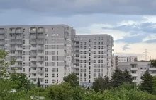 Nastolatek spadł z 10 piętra w Katowicach. Przechodził z dachu na balkon