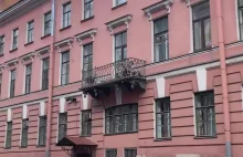 Rosyjska kłótnia małżeńska na balkonie.