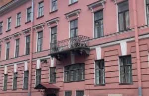 Rosyjska kłótnia małżeńska na balkonie.
