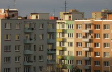 Seniorka wyrzuciła oszustom przez balkon 30 tys. zł