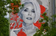 Warszawa. Nowy mural Kory. „Zasadzimy też 320 krzewów róż”