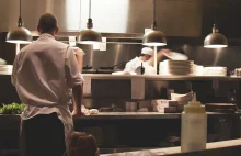 Czemu pracownicy uciekają z pracy w restauracjach?