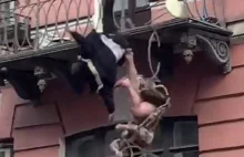 Kłócąca się para spadła z balkonu. Drastyczne VIDEO!