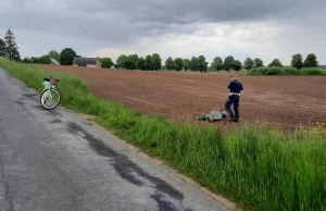 Policjant pożyczył z posesji rower, na którym dogonił pirata drogowego.