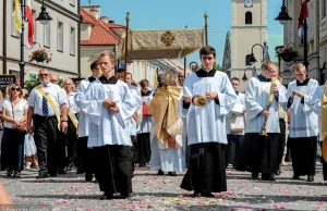 Procesje na Boże Ciało bez limitu osób, bo to nie "imprezy plenerowe"