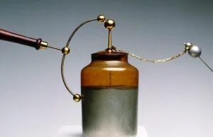 Jak wynaleziono kondensator? Historia butelki lejdejskiej