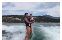Mama niosąca dziecko podczas surfowania