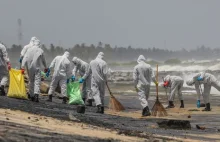 Tonie kontenerowiec z chemikaliami. Ratownicy odholowują go w głąb morza