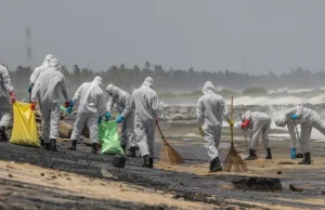 Tonie kontenerowiec z chemikaliami. Ratownicy odholowują go w głąb morza