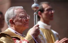 Kolejny biskup odlatuje: Polski Kościół brał na siebie obowiązki państwa
