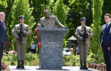 W podwarszawskim Okuniewie odsłonięto pierwszy w Polsce pomnik Jana Olszewskiego