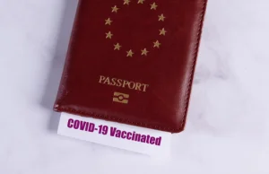 Paszporty covidowe nie "tylko" do podróży?! Coraz więcej niepokojących...