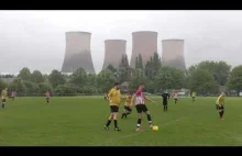 Mecz piłki nożnej podczas rozbiórki 4 kominów