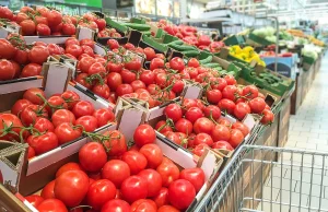 Ceny żywności. W marketach drożyzna, u rolnika tanio - skąd się to bierze?