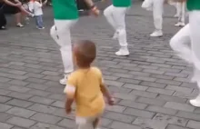 Maluch tańczy z grupą