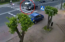 Rodzina na pasach, rozpędzone auto zahacza o dziecko na hulajnodze