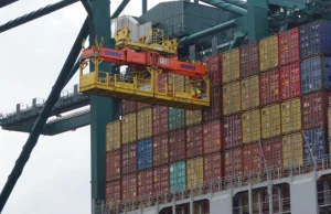 Chiny: porty kontenerowe wstrzymują wejścia statków. Znów Covid.