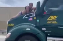 Kierowca ciężarówki próbuje pozbyć się pasażera na gapę