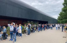 Tłumy w kolejce do Afrykarium. "Usiądź spokojnie i policz chmury"