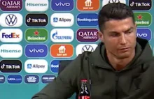 Ronaldo usuwa sprzed siebie Coca-Colę i zachęca do picia wody [VIDEO]