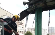 Wysypał tonę ziemi na balkon, by uprawiać truskawki. Konstrukcja runęła