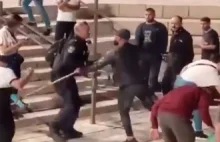 Izraelska policja atakuje Palestyńczyka zamiatającego chodnik
