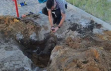 Dzieci wykopały urnę z ludzkimi prochami w piaskownicy na głębokości 20 cm