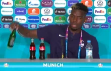 Paul Pogba także usuwa z widoku Colę oraz piwo, wybierając wodę