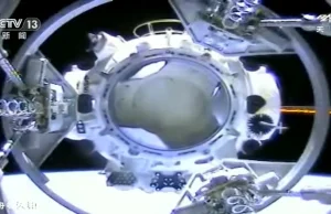 Tak cumuje kapsuła z astronautami do chińskiej stacji kosmicznej w trakcie...